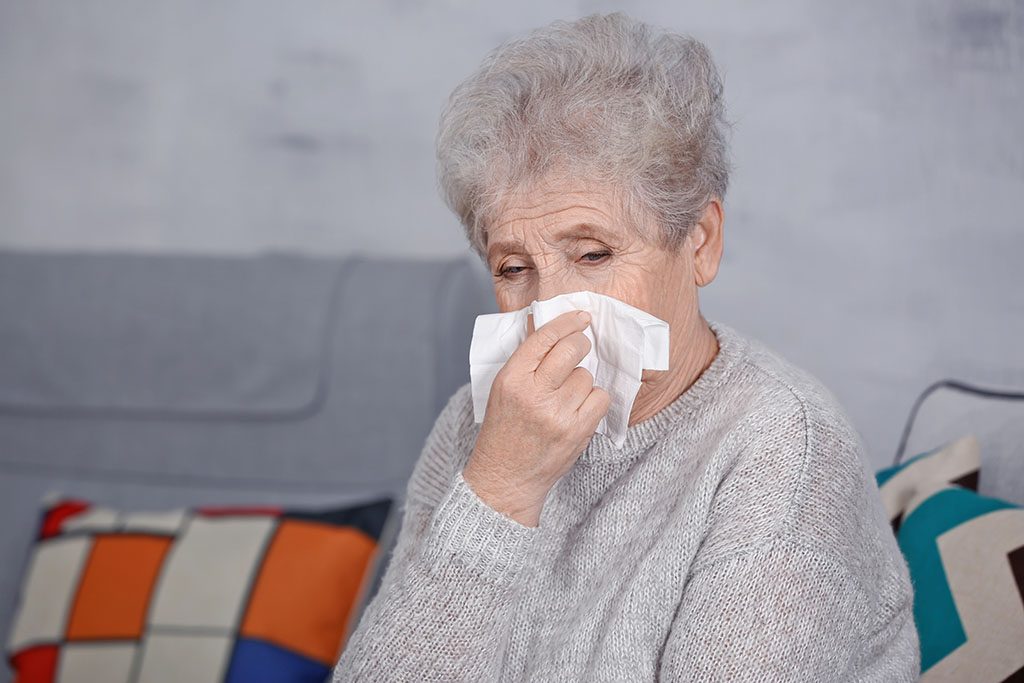 Cómo la humedad enferma a los ancianos